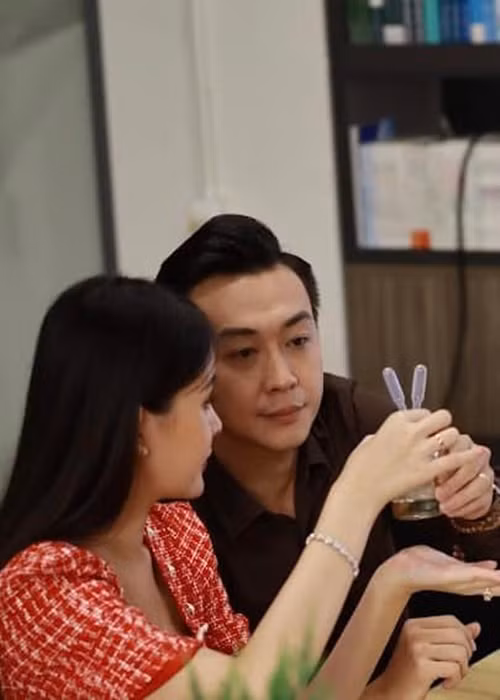 Trong cuộc phỏng vấn với Tổ Quốc, Ngân Anh khen chồng thông minh, có định hướng xa bởi vậy, về tài chính chung hay nhà cửa, anh sẽ quản lý còn cô đứng phía sau đồng hành cùng anh.