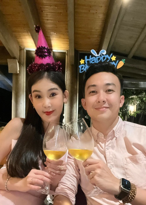 Lê Âu Ngân Anh mặc váy hồng cùng tông với ông xã trong tiệc sinh nhật.