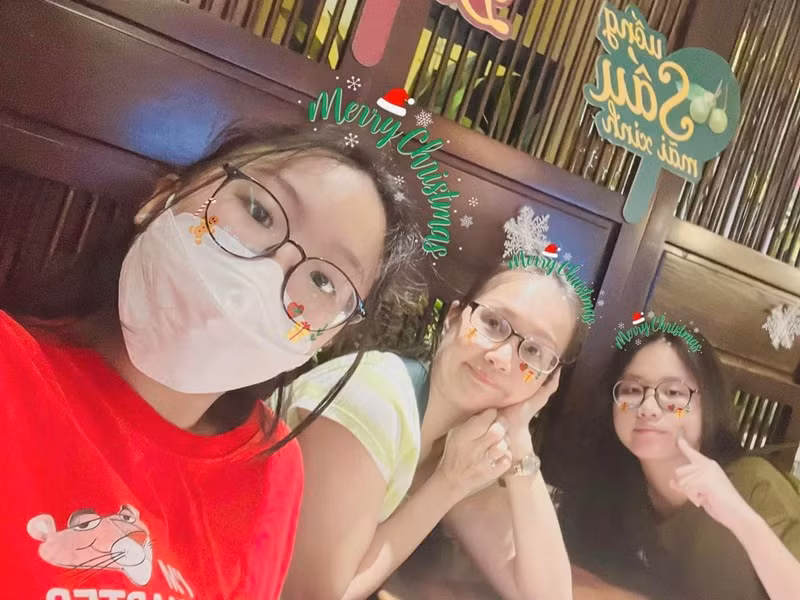 Bị bệnh nặng, Cẩm Ly luôn có gia đình ở bên.