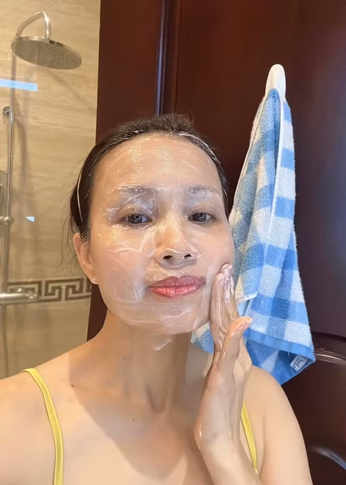 Cẩm Ly quay chương trình cuối năm đến tối muộn.