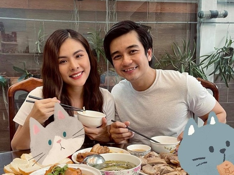 Khi mới gặp nhau, Vân Trang và Quân Lê đều không biết đối phương là ai. Quân Lê chạy trên một chiếc xe máy cà tàng nên Vân Trang không biết ông xã là doanh nhân. Còn Quân Lê chưa từng xem phim nào do vợ đóng.