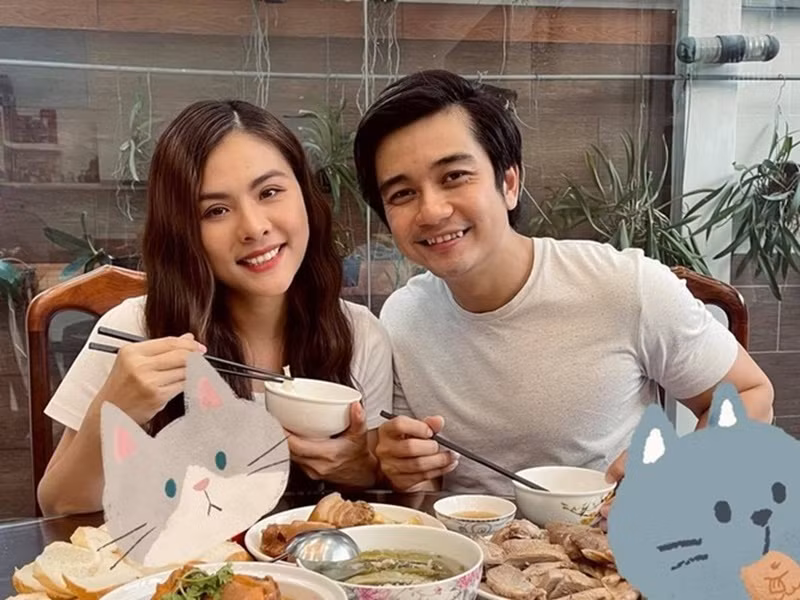 Khi mới gặp nhau, Vân Trang và Quân Lê đều không biết đối phương là ai. Quân Lê chạy trên một chiếc xe máy cà tàng nên Vân Trang không biết ông xã là doanh nhân. Còn Quân Lê chưa từng xem phim nào do vợ đóng.