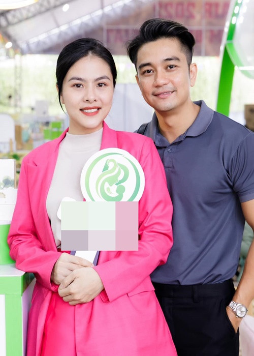 Khi quay phim kinh dị “Chuyện ma gần nhà”, Vân Trang được chồng động viên về mặt tinh thần, chủ động làm việc nhà và chăm con để cô nghỉ ngơi. “Biết tôi mang thai, anh luôn nhắc phải ráng giữ gìn sức khỏe. Ở phim này, tôi thường xuyên phải ghi hình vào ban đêm, quay từ tối tới sáng. Trong thời gian quay, tôi khá đuối và mệt, nên cứ về nhà là chồng chăm sóc chu đáo mọi việc, để tôi thoải mái ngủ từ sáng tới chiều rồi dậy quay tiếp”, cô kể.