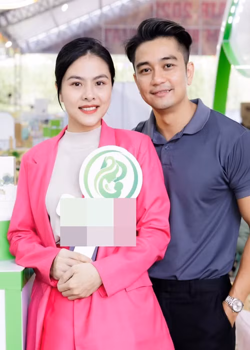 Khi quay phim kinh dị “Chuyện ma gần nhà”, Vân Trang được chồng động viên về mặt tinh thần, chủ động làm việc nhà và chăm con để cô nghỉ ngơi. “Biết tôi mang thai, anh luôn nhắc phải ráng giữ gìn sức khỏe. Ở phim này, tôi thường xuyên phải ghi hình vào ban đêm, quay từ tối tới sáng. Trong thời gian quay, tôi khá đuối và mệt, nên cứ về nhà là chồng chăm sóc chu đáo mọi việc, để tôi thoải mái ngủ từ sáng tới chiều rồi dậy quay tiếp”, cô kể.