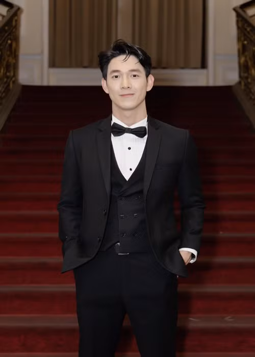 Chia sẻ về tình trường, Song Luân kể, anh từng yêu một cô gái làm mẹ đơn thân. Về người yêu cũ này, Song Luân từng cho biết, chỉ cần cô yêu anh thôi, anh sẽ bỏ hết công việc ra Hà Nội, chạy xe ôm, nuôi con của cô. Ảnh: FBNV