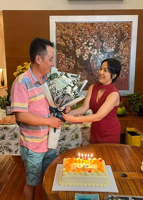 Ở đời thường, Mỹ Linh là người vợ đảm đang. Nữ ca sĩ rất yêu bữa ăn gia đình, những bữa ăn đơn giản nhưng ấm cúng.