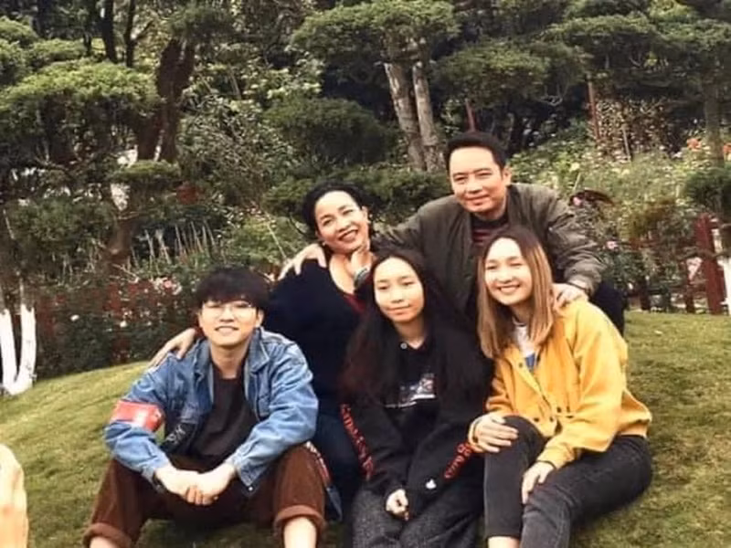 Anna từng chia sẻ về mối quan hệ với mẹ Mỹ Linh: “Tôi thấy mình may mắn vì có một người mẹ luôn tin tưởng ở tôi. Mẹ luôn thúc đẩy tôi mỗi khi tôi có những băn khoăn hay yếu đuối. Những khi yếu đuối, tôi chỉ muốn gọi cho mẹ tôi ngay lập tức để được nghe mẹ động viên. Dù bận bịu đến mấy thì mỗi khi tôi gọi điện mẹ đều bốc máy và lắng nghe những tâm sự của tôi”.