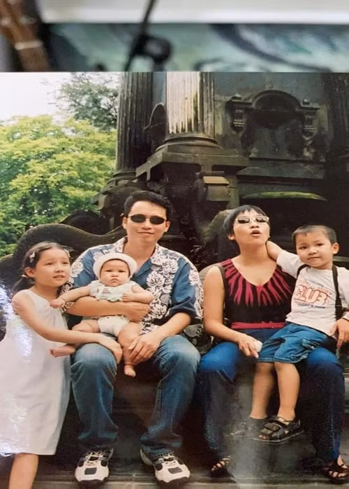 Khi các con còn nhỏ, trong gia đình, nhạc sĩ Anh Quân duy trì nguyên tắc: "Nếu Linh đi công tác thì không bao giờ các con tôi vắng bố một ngày. Tôi không bao giờ để các con phải ăn cơm một mình hoặc thiếu bố trước khi đi ngủ".