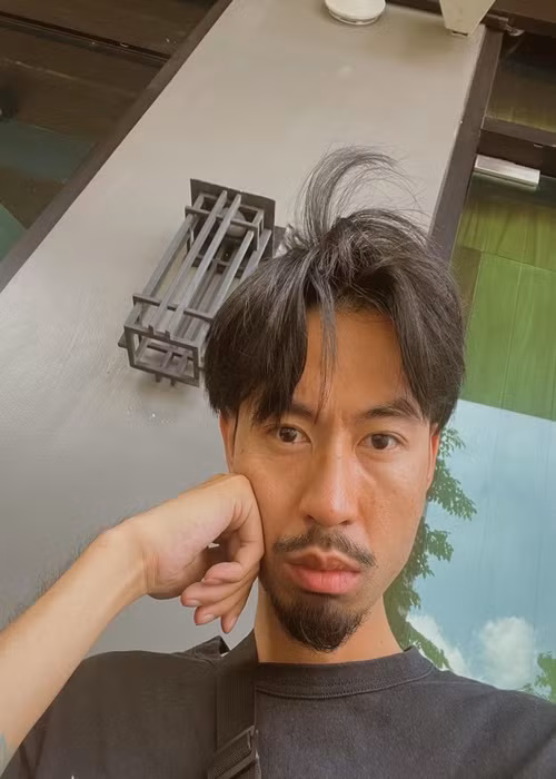 “Cả hai chỉ là bạn bè thân thiết chứ không có mối quan hệ tình cảm, chính những thông tin mà mọi người quan tâm khiến tôi cảm thấy ngại ngùng khi gặp Hen”, Đen Vâu nói. Ảnh: FBNV