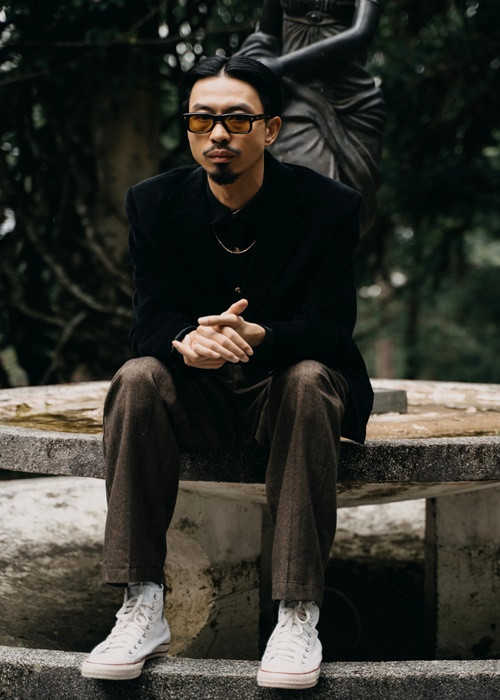 Nam rapper từng chia sẻ, trong quá khứ, anh bỏ lỡ những mối tình vì không dám nói ra. Điều này khiến Đen Vâu day dứt mãi. “Ngày xưa sao mình không nói, ngày xưa sao mình không làm?”, anh chia sẻ trên Zing. Ảnh: FBNV