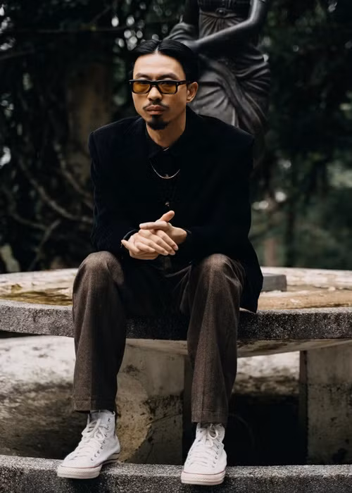 Nam rapper từng chia sẻ, trong quá khứ, anh bỏ lỡ những mối tình vì không dám nói ra. Điều này khiến Đen Vâu day dứt mãi. “Ngày xưa sao mình không nói, ngày xưa sao mình không làm?”, anh chia sẻ trên Zing. Ảnh: FBNV