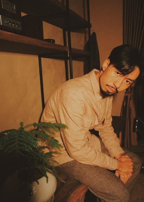 Rapper Đen Vâu thường được bạn nhờ viết thư tỏ tình. “Bạn tôi có bồ nhờ thư tôi nhiều lắm. Nhưng đến khi tôi tự viết cho mình thì… fail (tạm dịch: thất bại)”, anh cho hay. Ảnh: FBNV