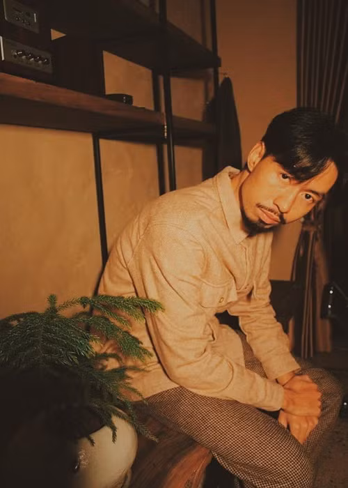 Rapper Đen Vâu thường được bạn nhờ viết thư tỏ tình. “Bạn tôi có bồ nhờ thư tôi nhiều lắm. Nhưng đến khi tôi tự viết cho mình thì… fail (tạm dịch: thất bại)”, anh cho hay. Ảnh: FBNV