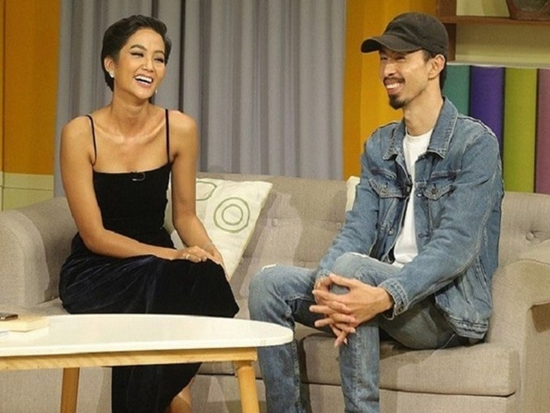 Trước Hoàng Thùy Linh, Đen Vâu vướng tin đồn tình cảm với H’hen Niê. Tin đồn xuất phát từ việc cả hai thân thiết cũng như trong MV “Trốn tìm”, phân cảnh Đen Vâu diện chiếc áo có thêu dòng chữ Đ lồng ghép trái tim với H. Ảnh: Zing