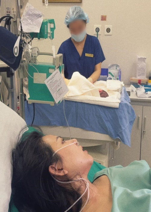 Mới đây, trên trang cá nhân, Phan Mạnh Quỳnh chia sẻ hình ảnh bà xã Huỳnh Khánh Vy cùng con đầu lòng.