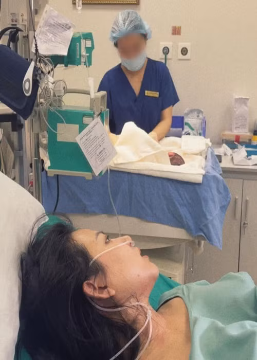 Mới đây, trên trang cá nhân, Phan Mạnh Quỳnh chia sẻ hình ảnh bà xã Huỳnh Khánh Vy cùng con đầu lòng.