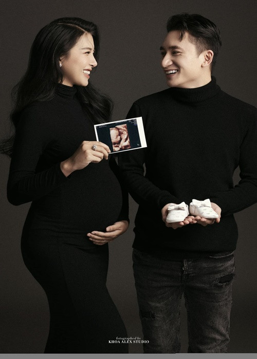 Nam nhạc sĩ luôn cận kề vợ trong hành trình sinh nở. “Thấy thương. Theo bạn người yêu vào phòng sinh, chứng kiến từ đầu đến cuối càng thêm khẳng định rằng người phụ nữ đáng trân trọng biết bao nhiêu, bởi việc sinh con thật sự là một quá trình dữ dội và đau đớn. Bác sĩ còn giao cho mình nhiệm vụ cắt rốn cho bé Ốc (bác sĩ kẹp cố định phần dây rốn rồi, bố chỉ việc đeo găng tay rồi cắt 1 cái thật dứt khoát thôi chứ đừng day day ớn lắm”, Phan Mạnh Quỳnh viết.