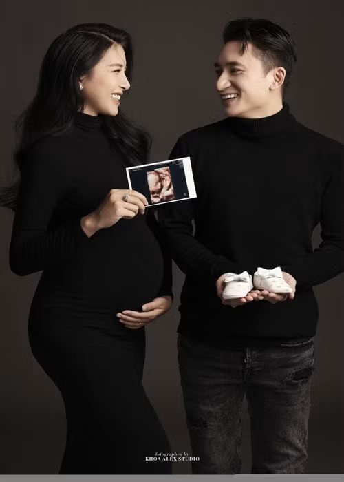 Nam nhạc sĩ luôn cận kề vợ trong hành trình sinh nở. “Thấy thương. Theo bạn người yêu vào phòng sinh, chứng kiến từ đầu đến cuối càng thêm khẳng định rằng người phụ nữ đáng trân trọng biết bao nhiêu, bởi việc sinh con thật sự là một quá trình dữ dội và đau đớn. Bác sĩ còn giao cho mình nhiệm vụ cắt rốn cho bé Ốc (bác sĩ kẹp cố định phần dây rốn rồi, bố chỉ việc đeo găng tay rồi cắt 1 cái thật dứt khoát thôi chứ đừng day day ớn lắm”, Phan Mạnh Quỳnh viết.