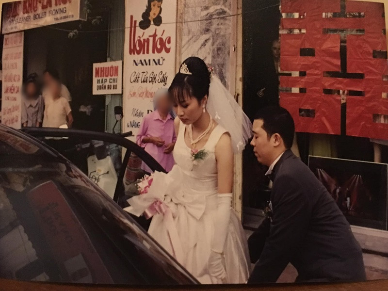 Nhà thiết kế trang phục Táo Quân 2023 rước dâu bằng xe hơi.