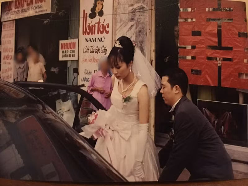 Nhà thiết kế trang phục Táo Quân 2023 rước dâu bằng xe hơi.