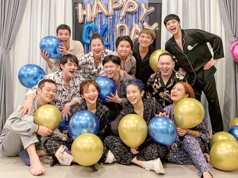 Nhóm Gia đình văn hóa thường xuyên tụ tập ăn uống, đi du lịch. Theo Đông Nhi, chỉ cần có cái cớ thì cuộc vui nào cũng sẽ có thể diễn ra với Gia đình văn hóa. Ảnh: FBNV