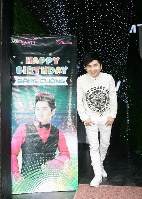 Tháng 10/2014, trong tiệc sinh nhật được tổ chức tại phòng trà của Bằng Cường, DJ Oxy vắng mặt. Khi mọi người thắc mắc, Bằng Cường chỉ cười trừ và tỏ vẻ lảng tránh. Ảnh: Dân Việt