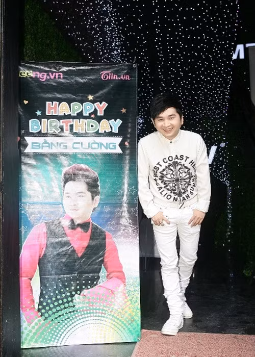 Tháng 10/2014, trong tiệc sinh nhật được tổ chức tại phòng trà của Bằng Cường, DJ Oxy vắng mặt. Khi mọi người thắc mắc, Bằng Cường chỉ cười trừ và tỏ vẻ lảng tránh. Ảnh: Dân Việt