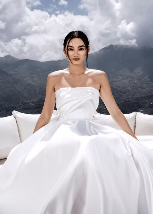 Người mẫu Quỳnh Anh cao 1m74, sở hữu vóc dáng mảnh mai, cùng gương mặt góc cạnh, đậm nét Á Đông.