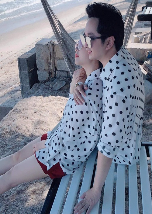 Đôi tình nhân diện áo đôi trong một chuyến du lịch.