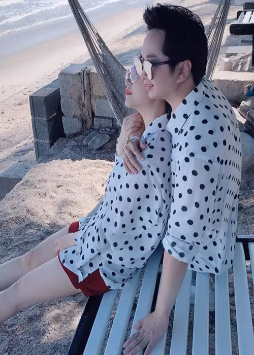 Đôi tình nhân diện áo đôi trong một chuyến du lịch.