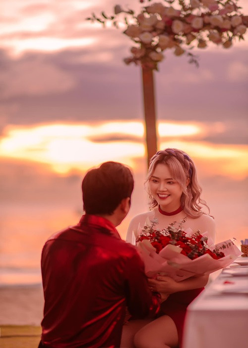 Nữ ca sĩ bày tỏ: "Chúc mừng anh đã cầu hôn em thành công".