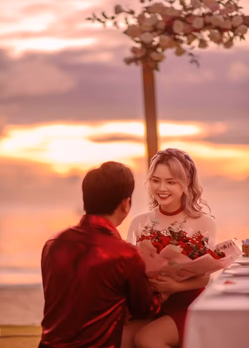 Nữ ca sĩ bày tỏ: "Chúc mừng anh đã cầu hôn em thành công".