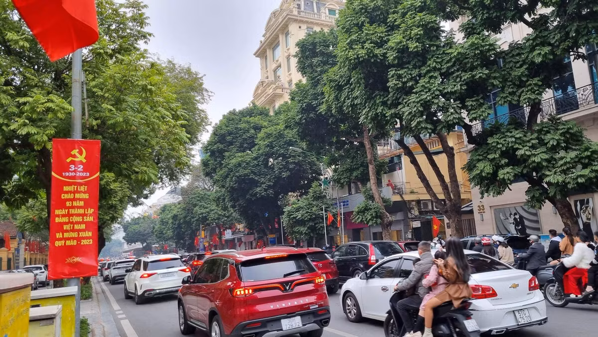 Theo ghi nhận của phóng viên, khoảng 14h chiều mùng 1 Tết Nguyên Đán 2023 lượng người đổ về khu di tích Văn Miếu - Quốc Tử Giám rất đông khiến cho các tuyến đường xung quanh khu di tích này như: Tôn Đức Thắng, Văn Miếu,.... áp lực giao thông tăng cao, các phương tiện di chuyển qua đây hết sức khó khăn.