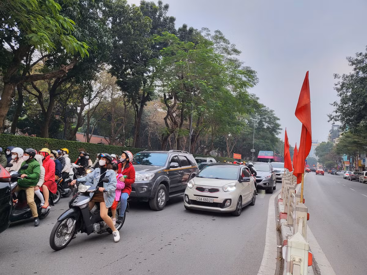 Đến khoảng hơn 15h chiều, tình hình giao thông tại khu vực di tích Văn Miếu – Quốc Tử Giám vẫn tăng cao mặc dù các lực lượng chức năng đã có mặt để phân luồng, điều tiết giao thông.