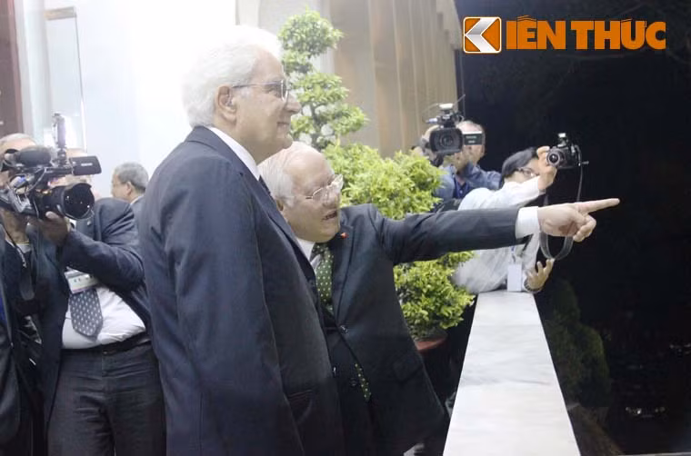 Chủ tịch UBND TP HCM Lê Hoàng Quân đã đưa Tổng thống Sergio Mattarella tham quan dinh Thống Nhất và ngắm nhìn TP HCM từ ban công dinh.