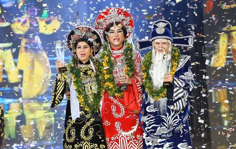 Với số điểm tuyệt đối từ 5 vị giám khảo, đội Tam Sắc đã xuất sắc dành ngôi vị Quán quân Cùng nhau tỏa sáng 2015 với phần thưởng 300 triệu đồng.