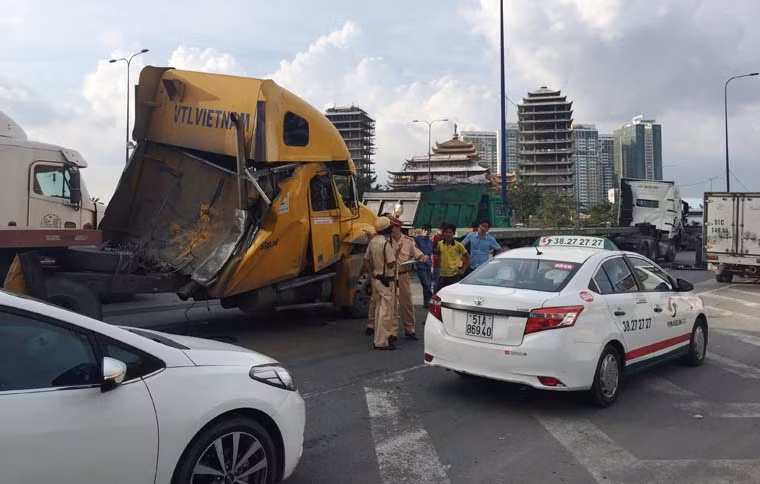 Theo thông tin ban đầu, khoảng gần 14h cùng ngày, chiếc xe đầu kéo container BKS 51C-597.76 chở theo 1 cuộn thép nặng khoảng 20 tấn lưu thông trên đường Mai Chí Thọ (hướng từ cảng Cát Lái ra xa lộ Hà Nội).