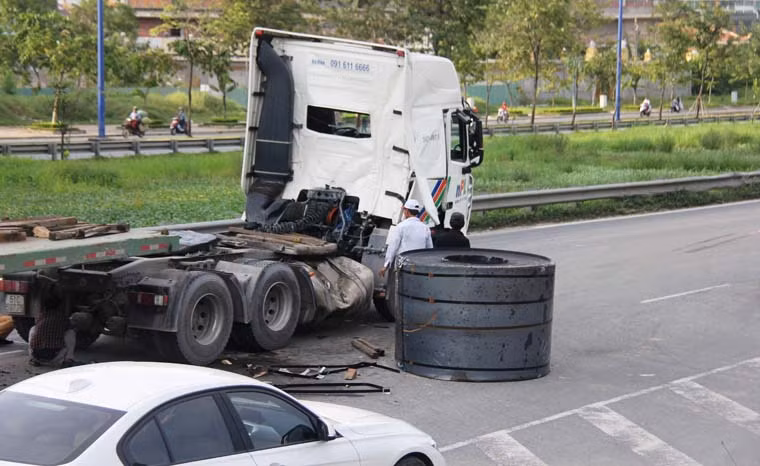 Tài xế xe container nói trên cho biết "Khi đang chạy với tốc độ nhanh gần đến cầu vượt Cát Lái thì bất ngờ từ làn đường song song, một chiếc ô tô lao ra khiến tôi phải đạp phanh thắng gấp".