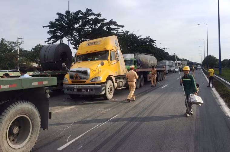 Su co giao thong hi huu tren dai lo Mai Chi Tho