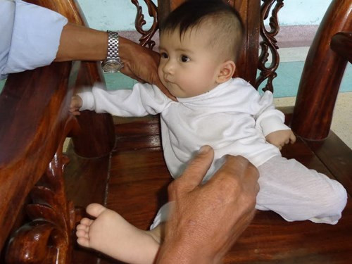 Bé gái xinh xắn bị bỏ rơi đã được một gia đình nhận nuôi. (Ảnh: Thanh Niên)