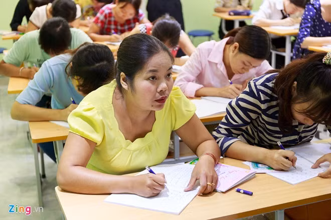 Dạy tiểu học trên 10 năm, từng tham gia một số khoá tập huấn viết chữ đẹp ở địa phương, chị Nguyễn Thị Thuý Hằng (tỉnh Yên Bái) xuống Hà Nội tham gia khoá học viết chữ đẹp của thầy Nguyễn Đương Ánh.