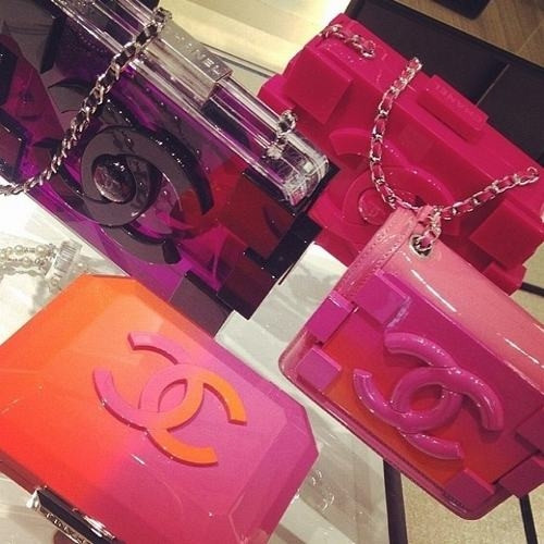 Với số tài sản kếch xù như vậy, Mahra có thể thoải mái vung tiền cho những thú chơi xa xỉ của mình. Năm 2012, cô nàng đã chi ra 250 ngàn đô (tương đương 500 triệu đồng) để mua một chú hổ Siberia về làm thú cưng, điều này hoàn toàn không hề bị cấm tại Dubai. Hay căn phòng penhouse trên tầng tượng tòa nhà Palm Tower là nơi Mahra thường xuyên lưu trú cũng có giá thuê lên tới 3000 đô (hơn 60 triệu đồng) một đêm.