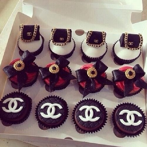 Như bao cô gái ở lứa tuổi mới lớn khác, Mahra cũng là một tín đồ của mua sắm. Cô nàng đặc biệt yêu thích những món đồ thời trang tới từ nhãn hiệu Chanel. Trên mạng xã hội Instargram, Mahra còn có một bộ sưu tập chụp lại những phụ kiện đắt tiền từ túi xách Chanel, ví Chanel cho tới những đôi giày đế nhung đỏ trứ danh trị giá hàng ngàn đô la.