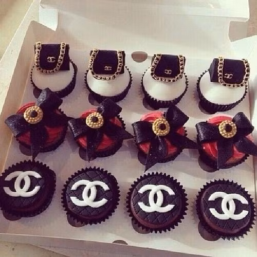 Như bao cô gái ở lứa tuổi mới lớn khác, Mahra cũng là một tín đồ của mua sắm. Cô nàng đặc biệt yêu thích những món đồ thời trang tới từ nhãn hiệu Chanel. Trên mạng xã hội Instargram, Mahra còn có một bộ sưu tập chụp lại những phụ kiện đắt tiền từ túi xách Chanel, ví Chanel cho tới những đôi giày đế nhung đỏ trứ danh trị giá hàng ngàn đô la.