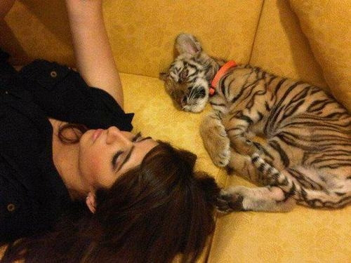 Ở tuổi 23, Mahra đã sở hữu một chiếc phi cơ riêng cùng loạt siêu xe đình đám thế giới khiến bao người mơ ước như Ferrari Enzo, Porsche, Jaguar, Audi hay BMW,... Mahra còn là thành viên chủ chốt trong hội con nhà giàu ở Dubai (hay được biết tới với tên gọi Luxury Kids in Dubai), cô thường xuyên có mặt tại các bữa tiệc xa hoa trên du thuyền cùng với những cậu ấm, cô chiêu giàu có.