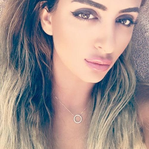 Tuy vậy, có một điều không đổi ở Mahra, cô vẫn là một trong những công chúa Dubai tích cực tham gia vào các sự kiện, hoạt động từ thiện và các hoạt động xã hội. Đầu năm 2016, Mahra đã nhân danh cha mình vận động được hơn 1 triệu đô cho quỹ phúc lợi vì quyền trẻ em theo lời kêu gọi của Liên hợp quốc.