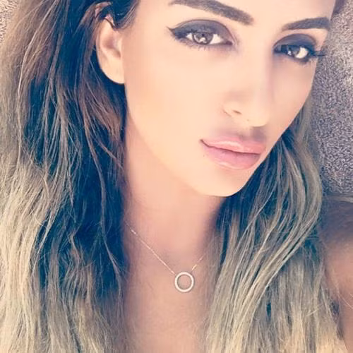 Tuy vậy, có một điều không đổi ở Mahra, cô vẫn là một trong những công chúa Dubai tích cực tham gia vào các sự kiện, hoạt động từ thiện và các hoạt động xã hội. Đầu năm 2016, Mahra đã nhân danh cha mình vận động được hơn 1 triệu đô cho quỹ phúc lợi vì quyền trẻ em theo lời kêu gọi của Liên hợp quốc.