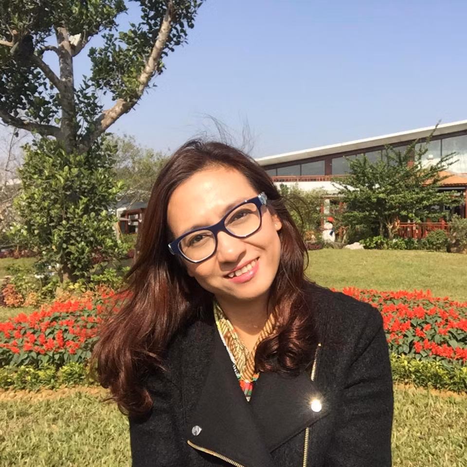 Cô được khán giả yêu mến nhờ lối dẫn trên sóng truyền hình trực tiếp đầy tự tin, linh hoạt, khéo léo đầy chuyên nghiệp.