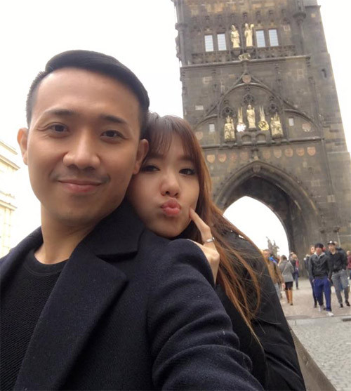 Trấn Thành liên tục chia sẻ hình ảnh ngọt ngào, lãng mạn bên bạn gái gốc Hàn. Tại buổi fanmeeting trước hàng ngàn người hâm mộ, nam diễn viên, MC đã công khai bày tỏ tình cảm và bảo vệ bạn gái giữa hàng loạt ồn ào, thị phi. Anh mắt đỏ hoe, nắm chặt tay Hari Won và nói: “Hari, cảm ơn em và xin lỗi vì đã yêu em. Khi yêu anh, em đã chịu nhiều thiệt thòi cả về danh dự lẫn sự yêu thích của khán giả. Nhưng quan trọng nhất là cả hai chúng ta đang thật sự hạnh phúc. Thế giới này mấy tỷ người, còn sống được bao lâu thì chỉ cần sống trọn vẹn và hạnh phúc với người mình yêu là được.” Hành động tình cảm của Trấn Thành đã khiến Hari Won xúc động, ôm chặt bạn trai trước hàng nghìn người. Khác một trời một vực ở cả cách cầu hôn Cách đây hơn 1 năm, khi cùng góp mặt trong chương trình Bữa trưa vui vẻ, để đáp lại yêu cầu của MC và người hâm mộ, Tiến Đạt đã diễn lại màn cầu hôn công khai Hari Won ngay trên sóng truyền hình. Anh quỳ gối trong tiếng reo hò của mọi người, dùng chiếc nhẫn cỏ để thổ lộ: “Chúc em trăm năm hạnh phúc với người đeo nhẫn cho em.” Lúc đó, Hari đã vui vẻ nhận món quà của bạn trai nhưng vẫn không quên đề nghị: “Lần sau em nhận thêm chiếc nhẫn nữa được không anh? Đó phải là chiếc nhẫn có viên kim cương to bằng mặt mình.”