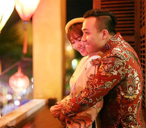 Đám cưới của cả hai dự kiến sẽ được diễn ra vào đúng dịp Noel 25/12 tới. Dù chưa bao giờ lên tiếng thừa nhận về việc cưới xin, nhưng theo nhiều nguồn tin từ bạn bè trong giới, hôn lễ của Trấn Thành và Hari Won sẽ được diễn ra vào đúng ngày Noel - 25/12 tới tại một trung tâm hội nghị lớn nhất Quận 1. Để chuẩn bị cho ngày trọng đại, cả hai đã ráo riết tìm ekip chụp ảnh và may trang phục cưới. Cách đây vài ngày, tấm thiệp cưới mang phong cách hiện đại cũng đã được gửi đến một số bạn bè thân thiết của đôi bên. Mời quý độc giả xem video về hoa hậu Diệu Ngọc (nguồn Zing):